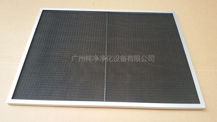 尼龍網(wǎng)初效過濾器骨架采用直徑為6mm的鐵絲焊接處理,目的防止過濾器變形。